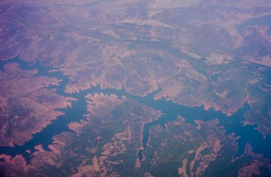 Bataklık toprakları denizden geri alındı gökyüzünden bakıldığında, bir kanyon manzarası