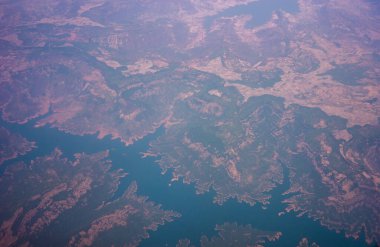 Bataklık toprakları denizden geri alındı gökyüzünden bakıldığında, bir kanyon manzarası