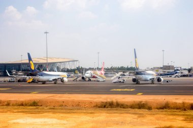 Bengaluru, Hindistan - 7 Nisan 2019: Jet Airways Air Asia uçağı Bengaluru Kempegowda Uluslararası Havaalanı, Bangalore