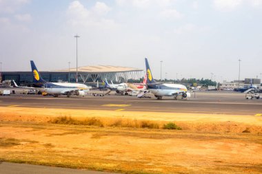 Bengaluru, Hindistan - 7 Nisan 2019: Jet Airways Air Asia uçağı Bengaluru Kempegowda Uluslararası Havaalanı, Bangalore