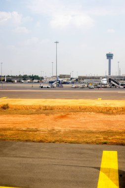 Bengaluru, Hindistan - 7 Nisan 2019: Bangalore Bengaluru Kempegowda Uluslararası Havaalanı 'nda hava trafik kontrol kulesinin önündeki uçak