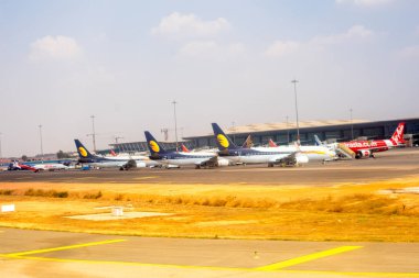 Bengaluru, Hindistan - 7 Nisan 2019: Jet Airways, Star Air, Air Asia uçağı Bengaluru Kempegowda Uluslararası Havaalanı, Bangalore