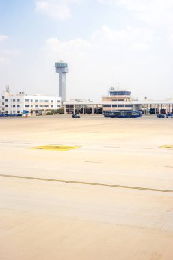 Bengaluru, Hindistan - 7 Nisan 2019: Bangalore Bengaluru Kempegowda Uluslararası Havaalanı 'ndaki hava trafik kontrol kulesinin önündeki Indigo otobüsü