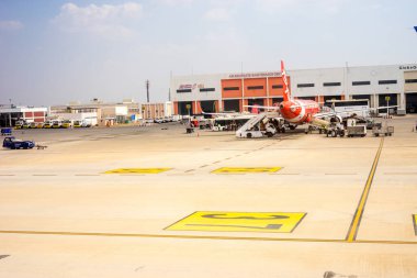 Bengaluru, Hindistan - 7 Nisan 2019: Bangalore Bengaluru Kempegowda Uluslararası Havalimanı 'ndaki Ais Hindistan Sat Bakım Merkezi önündeki Air Asia uçağı