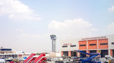 Bengaluru, Hindistan - 7 Nisan 2019: Bangalore 'daki Bengaluru Kempegowda Uluslararası Havaalanı' nda hava trafik kontrol kulesi bulunan Air India Sats bakım merkezi