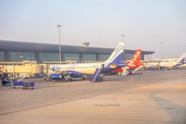 Bengaluru, Hindistan - 5 Nisan 2019: Indigo, Air Asia uçağı Bengaluru Kempegowda Uluslararası Havaalanı, Bangalore