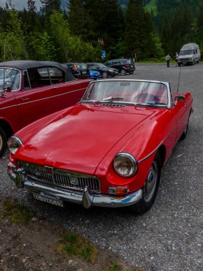İsviçre, Meiringen - 31 Mayıs 2009: İsviçre, Avrupa yolunda klasik bir MG Rover kırmızı üstü açık araba