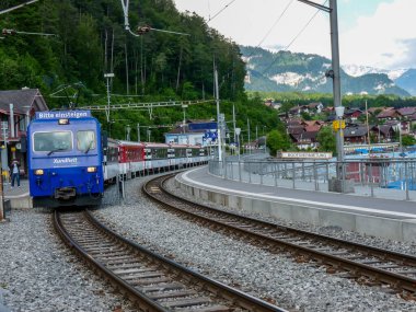 İsviçre, Meiringen - 31 Mayıs 2009: Bitte einsteigen Xundheit treni Luzern, İsviçre, Avrupa 'ya doğru gidiyor
