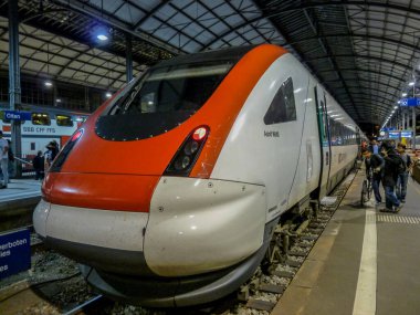 İsviçre, Interlaken - 31 Mayıs 2009: Adolf Wolfli SBB CFF İsviçre, Avrupa treni