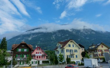 İsviçre, Meiringen, Schwarzwaldalp, arkasında dağ olan bir ev.