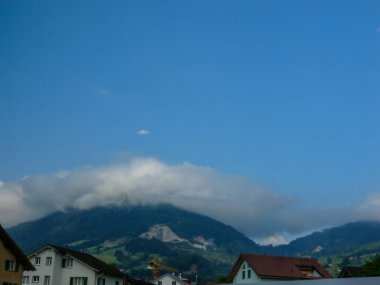 İsviçre, Meiringen, Schwarzwaldalp, arkasında dağ olan bir ev.