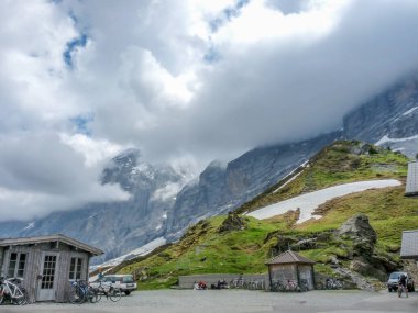 İsviçre, Meiringen, Schwarzwaldalp, bir dağın yanında büyük bir şelale.