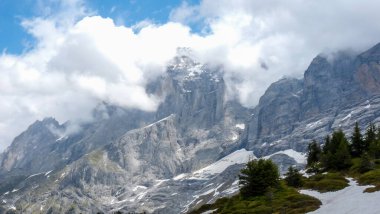 İsviçre, Meiringen, Schwarzwaldalp, karla kaplı bir dağ manzarası
