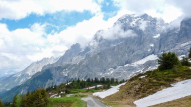 İsviçre, Meiringen, Schwarzwaldalp, karla kaplı bir dağ manzarası