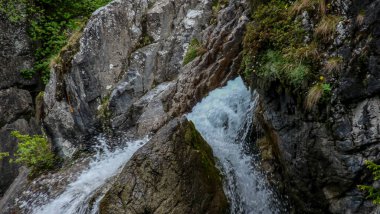 İsviçre, Meiringen, Schwarzwaldalp, kayalık bir uçurumun üzerinde büyük bir şelale.