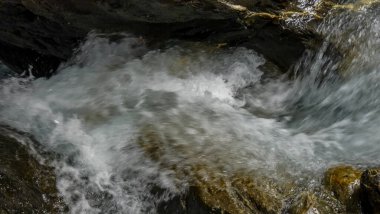 İsviçre, Meiringen, Schwarzwaldalp, bir su kütlesi üzerinde büyük bir şelale.