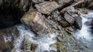 İsviçre, Meiringen, Schwarzwaldalp, kayanın yanında büyük bir şelale.