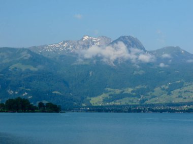 İsviçre, Meiringen, Schwarzwaldalp, arka planda dağ olan büyük bir su kütlesi.