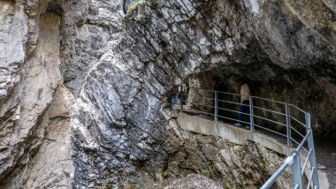 İsviçre, Meiringen, Schwarzwaldalp, kaya duvarının yanında duran bir adam.