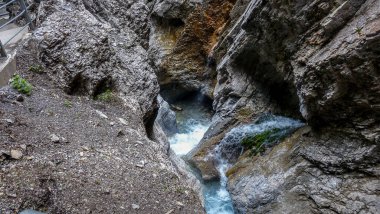 İsviçre, Meiringen, Schwarzwaldalp, kayanın yanında büyük bir şelale.