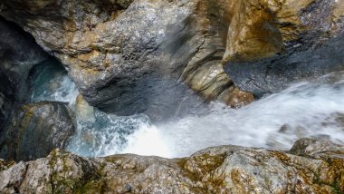 İsviçre, Meiringen, Schwarzwaldalp, büyük bir şelale ve bir su havuzu.