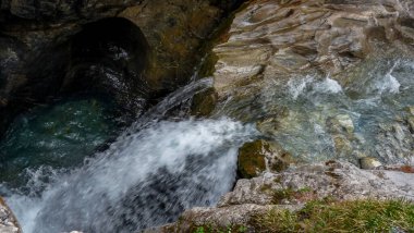 İsviçre, Meiringen, Schwarzwaldalp, büyük bir şelale ve bir su havuzu.