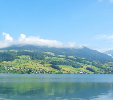 İsviçre, Meiringen, Schwarzwaldalp, arkasında dağ olan bir su kütlesi.