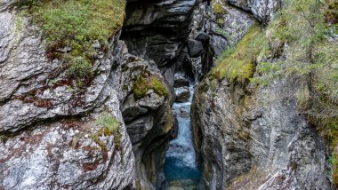 İsviçre, Meiringen, Schwarzwaldalp, kayanın yanında büyük bir şelale.