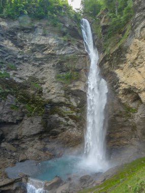 İsviçre, Meiringen, Schwarzwaldalp. Sudan büyük bir şelale çıkıyor.