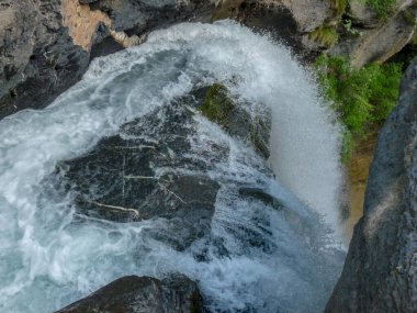 İsviçre, Meiringen, Schwarzwaldalp, biraz su üzerinde büyük bir şelale.