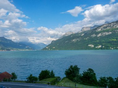 İsviçre, Meiringen, Schwarzwaldalp, arkasında dağ olan bir su kütlesi.