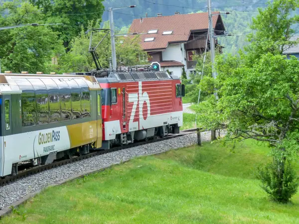 İsviçre, Meiringen - 31 Mayıs 2009: İsviçre, Avrupa 'da GoldenPass Panoramik treni
