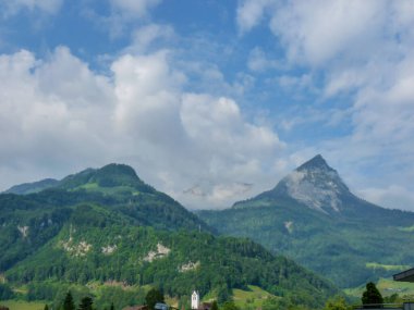 İsviçre, Meiringen, Schwarzwaldalp, arka planda büyük bir dağ manzarası