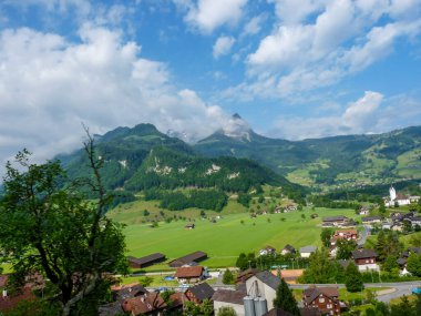 İsviçre, Meiringen, Schwarzwaldalp, arka planda büyük bir dağ manzarası
