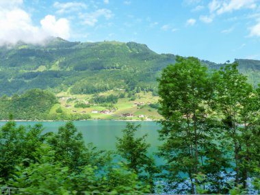 İsviçre, Meiringen, Schwarzwaldalp, arkasında dağ olan bir su kütlesi.