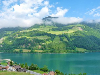 İsviçre, Meiringen, Schwarzwaldalp, arkasında dağ olan bir su kütlesi.