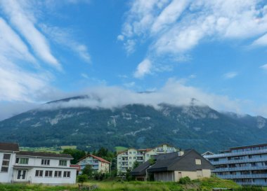 İsviçre, Meiringen, Schwarzwaldalp, arkasında dağ olan bir bina.