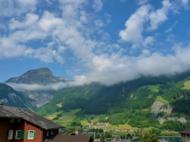 İsviçre, Meiringen, Schwarzwaldalp, arka planda büyük bir dağ