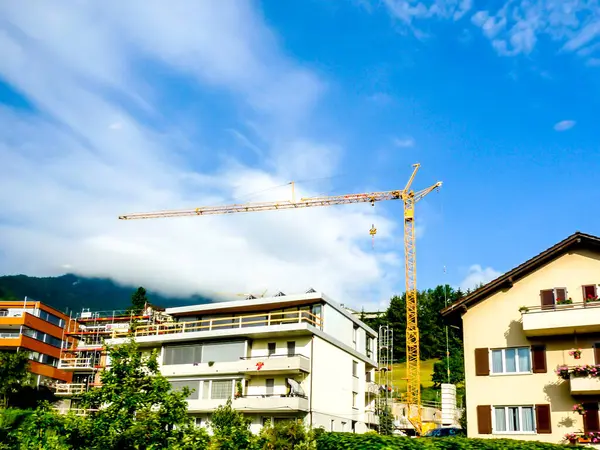 İsviçre, Meiringen, Schwarzwaldalp, arka planda büyük bir inşaat vinci