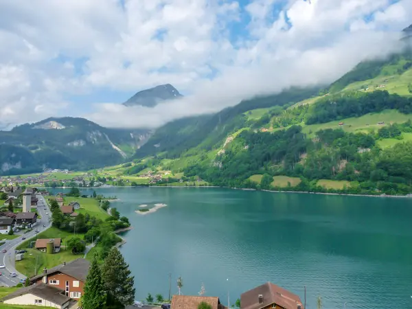 İsviçre, Meiringen, Schwarzwaldalp, arkasında dağ olan büyük bir su kütlesi.
