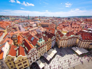 Prag 'ın tarihi binalarının çatıları Eski Belediye Binası' ndan görünüyor.