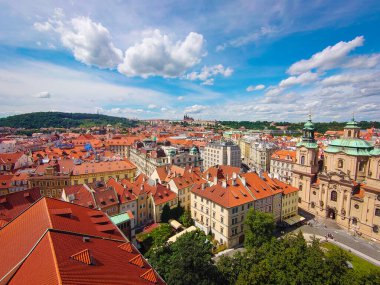Prag Kalesi, Strahov Manastırı ve Petrin Tepesi manzaralı Prag Belediyesi 'nden Prag şehri manzarası