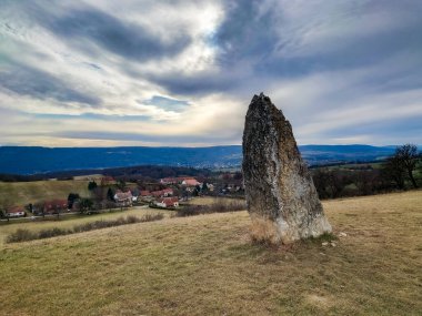 Menhir, Çek Cumhuriyeti 'nin Merkez Bohemya' daki Morinka köyündeki tepede.