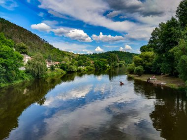 Karlstejn 'in yazın nehir manzarası, Orta Bohemya, Çek Cumhuriyeti