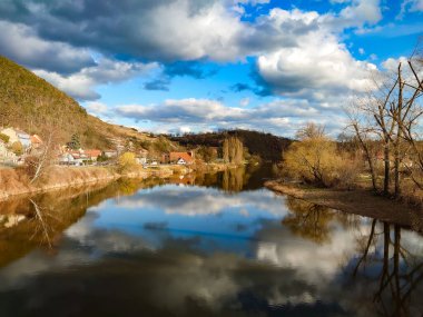 Karlstejn 'in güzel kışın nehir manzarası, Orta Bohemya, Çek Cumhuriyeti