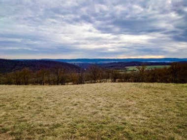 Karlstejn Kalesi yakınlarındaki manzaranın dramatik görüntüsü, Orta Bohemya, Çek Cumhuriyeti