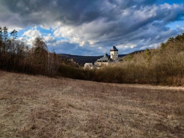 Çek şatosu Karlstejn Prag yakınlarında dramatik kış gökyüzü, Orta Bohemya, Çek Cumhuriyeti