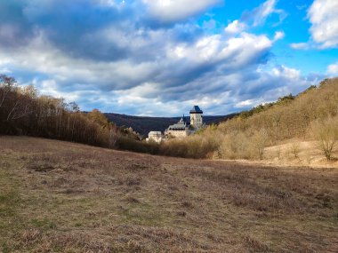 Çek şatosu Karlstejn Prag yakınlarında dramatik kış gökyüzü, Orta Bohemya, Çek Cumhuriyeti