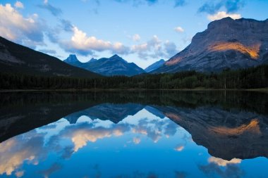 Kananaskis Bölgesi, Alberta, Kanada 'daki Wedge Pond' da gün doğumu