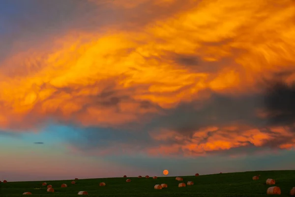 Moonrise Sunset Hay Field Southern Alberta Canada — Stock Photo, Image